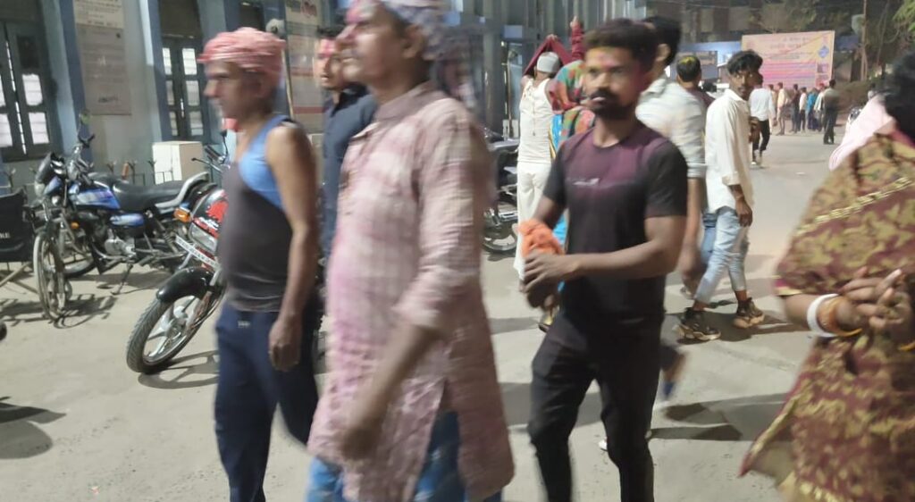 होली-हुड़दंग के दौरान चाकूबाजी में तीन गंभीर