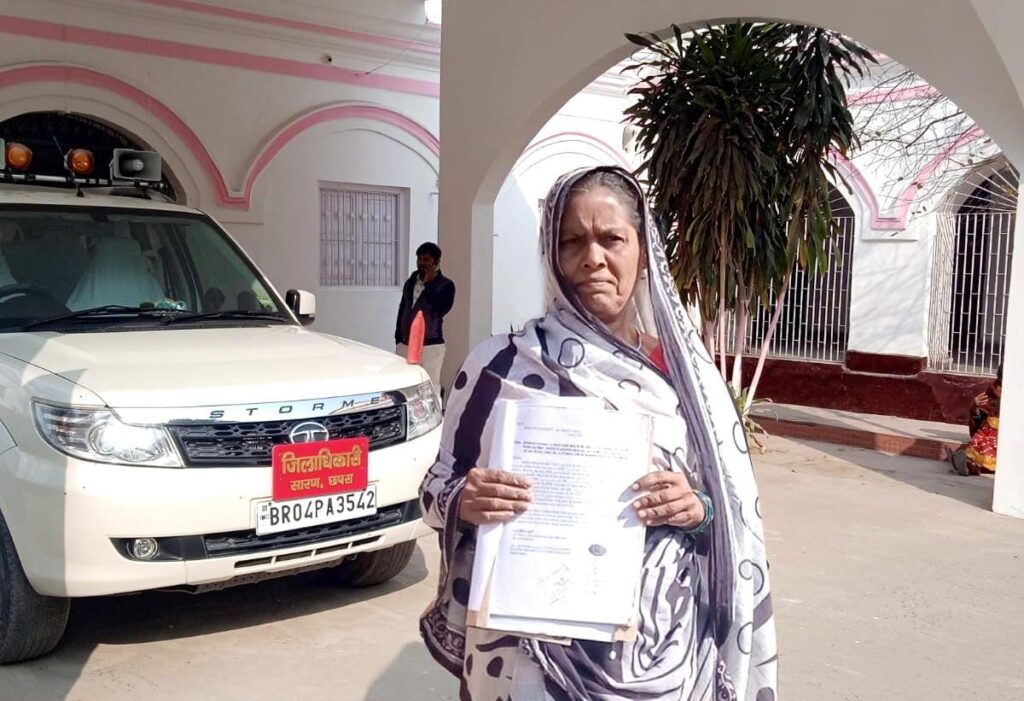 सिस्टम की मार विधवा लाचार : अधिग्रहित जमीन के शेष मुआवजे के लिए तीन वर्षों से लगा रही विभाग व पदाधिकारियों का चक्कर