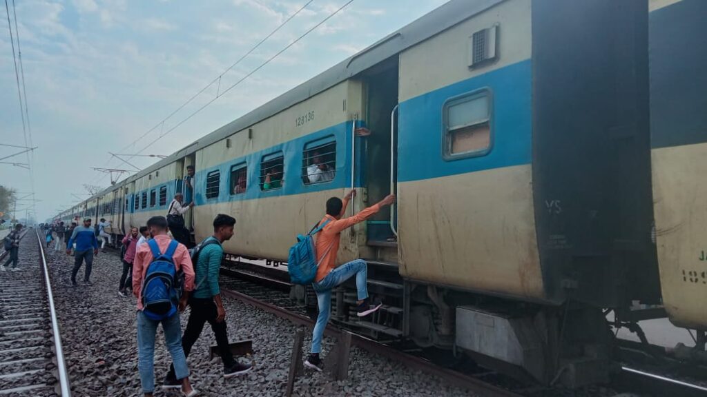 छपरा-सोनपुर रेलखंड पर 18 दिनों से अप-डाउन मेमू ट्रेन बंद ; यात्री परेशान