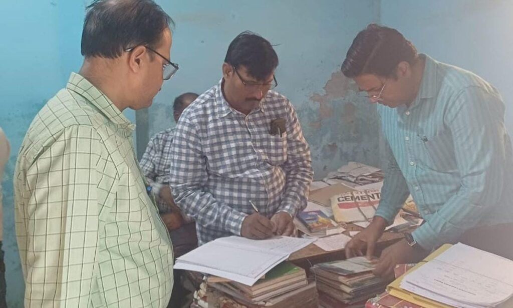 अवैध कार्यालय का भंडाफोड़ ; दो राजस्व कर्मचारी गिरफ्तार