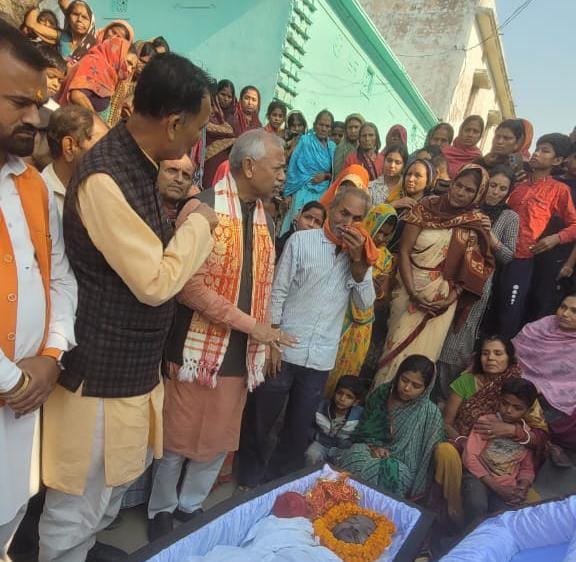 नाइजीरिया में ब्लायर फटने से मृतक के परिजनों से मिले सांसद,दी सांत्वना