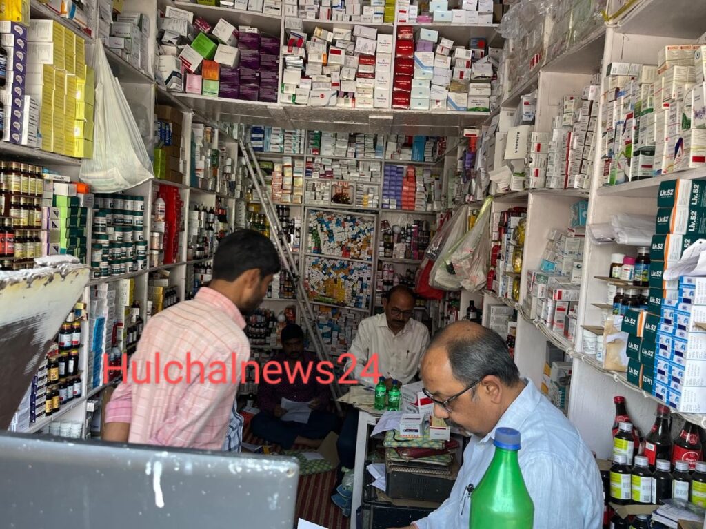 शहर के अभय फार्मास्युटिकल्स पर जिला औषधि नियंत्रण अधिकारियों ने की छापामारी