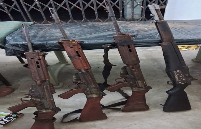 एसटीएफ की कार्रवाई में तीन नक्सली गिरफ्तार ; चार अत्याधुनिक राइफल व केन बम भी बरामद
