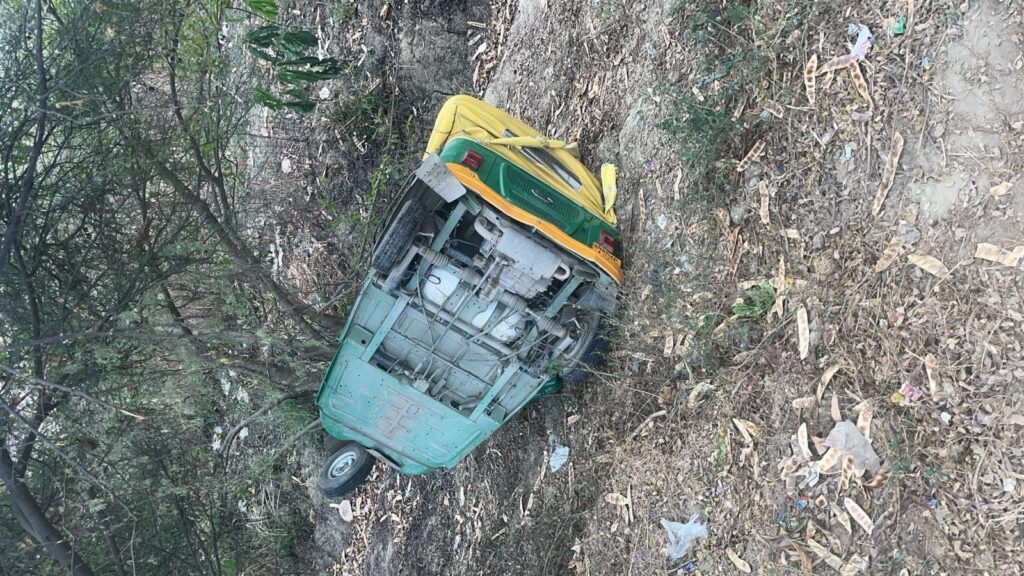 अनियंत्रित होकर सीएनजी आटो रिक्शा पलटने से चालक की मौत ; दो लोग घायल