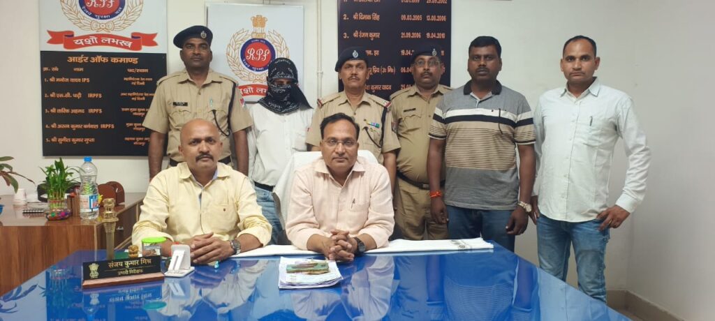छपरा जंक्शन पर तत्काल टिकट का दलाल धराया ; तत्काल टिकट सहित रिजर्वेशन टिकट भी बरामद