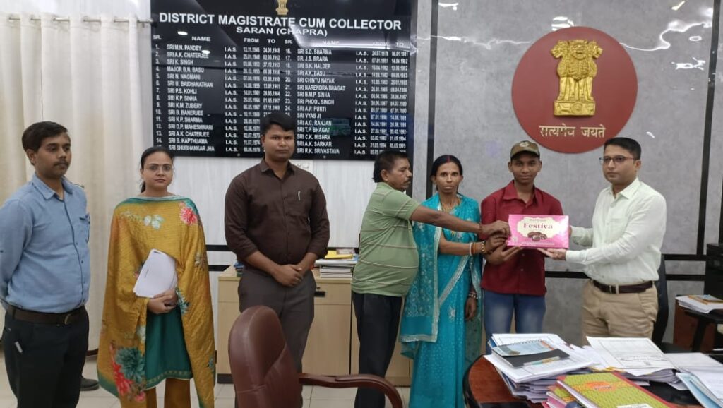 जिला प्रशासन की पहल पर बालक को मिले माता-पिता तो निसंतान दंपति को मिला संतान सुख