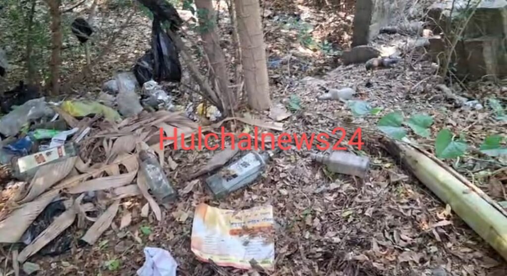 कौन पीता है सदर अस्पताल में महंगी शराब: स्वास्थ्य कर्मी, एंबुलेंस कर्मी या फिर कौन… ? ; जिला स्वास्थ्य समिति कार्यालय के समीप से मिली महंगी शराब की बोतले