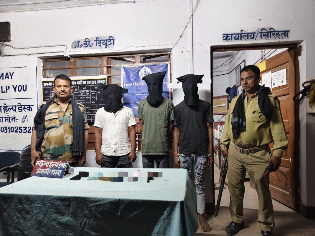 डकैत गिरोह के तीन सदस्यों को पुलिस ने अवैध हथियार के साथ किया गिरफ्तार