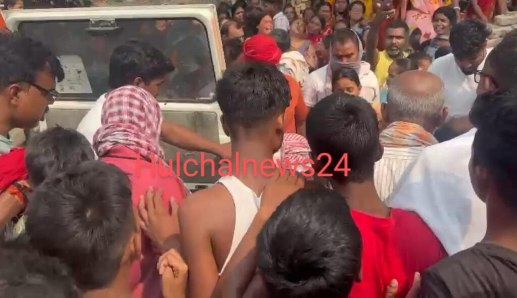 बाहर से कमाकर गांव लौटने के दौरान टेंपो में पिकअप से हुई टक्कर ; टेंपो सवार एक युवक की मौत, पांच की स्थिति गंभीर