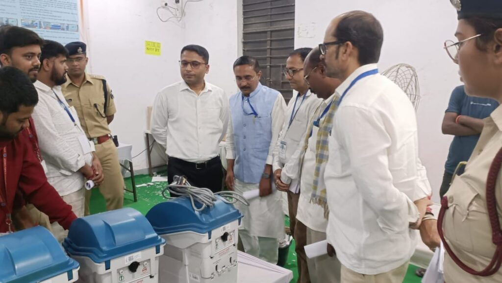 इसीआईएल अभियंताओं को एफएलसी कार्य को संयम से करने की डीएम ने दी सख्त हिदायत