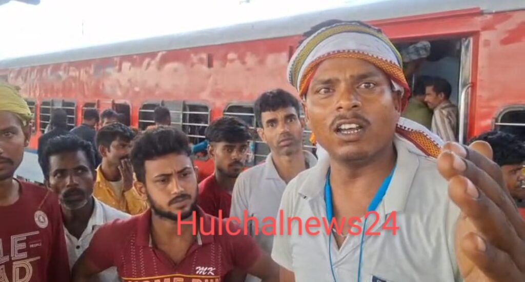 छपरा जंक्शन पर ट्रेन में वेंडरों की गुंडागर्दी ; यात्रियों को ट्रेन से फेंकने की धमकी