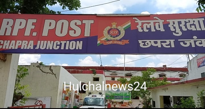 आरपीएफ की सुरक्षा को धत्ता बता बंदी हाजत से हथकड़ी लेकर हुआ फरार ; अब खाक छान रही पुलिस