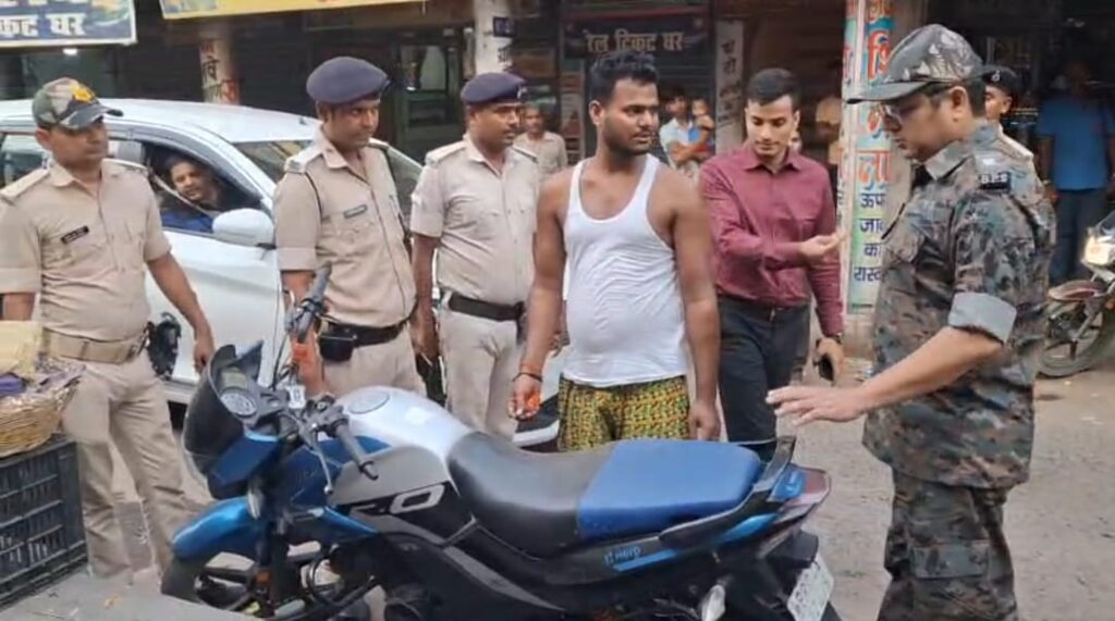 छपरा जंक्शन रोड में अतिक्रमण के खिलाफ सदर एसडीएम ने चलाया अभियान ; दुकानदारों को हिदायत के साथ जब्त किए गए वाहन