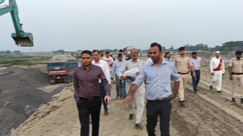 जेपी सेतु के समानान्तर 6 लेन पुल निर्माण व मानिकपुर-बाकरपुर भारतमाला परियोजना का डीएम ने किया निरीक्षण