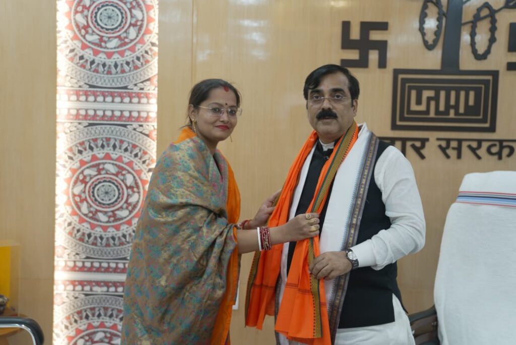 सारण के विकास पर उप महापौर रागिनी ने नगर विकास एवं आवास विभाग मंत्री से की मुलाकात ; कई मुद्दों पर हुई चर्चा