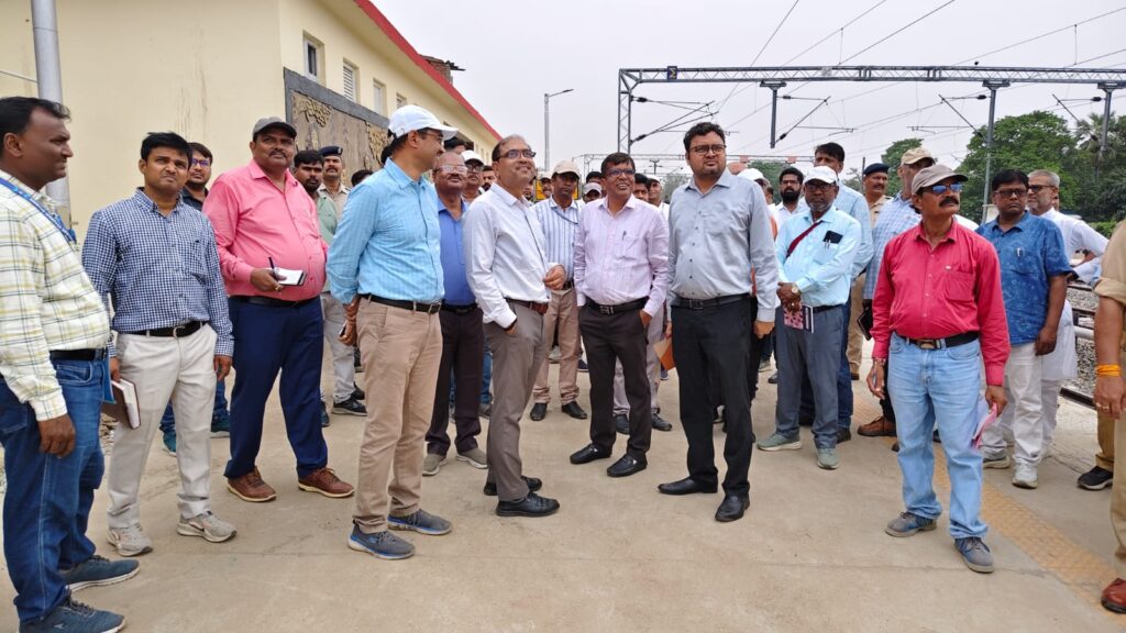 वाराणसी मंडल रेल प्रबंधक ने थावे जं पर अमृत भारत स्टेशन पुनर्विकास योजना के विकास कार्यो का निरीक्षण कर दिया निर्देश