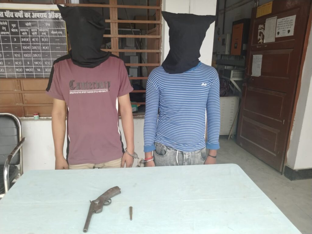 सोशल मीडिया पर हथियार लहराना पड़ा महंगा ; दो युवक गिरफ्तार