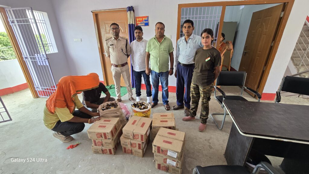 फोरलेन पर मैजिक वाहन से भारी मात्रा में विदेशी शराब के साथ दो तस्कर गिरफ्तार
