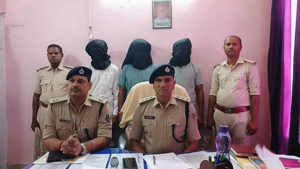 लूट की बड़ी साजिश नाकाम ; अंतरराज्यीय गिरोह के तीन कुख्यात अपराधियों को पुलिस ने हथियार के साथ किया गिरफ्तार