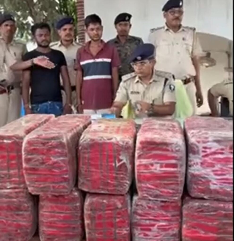 ट्रक से 1.25 क्विंटल गांजा बरामद ; दो तस्कर गिरफ्तार