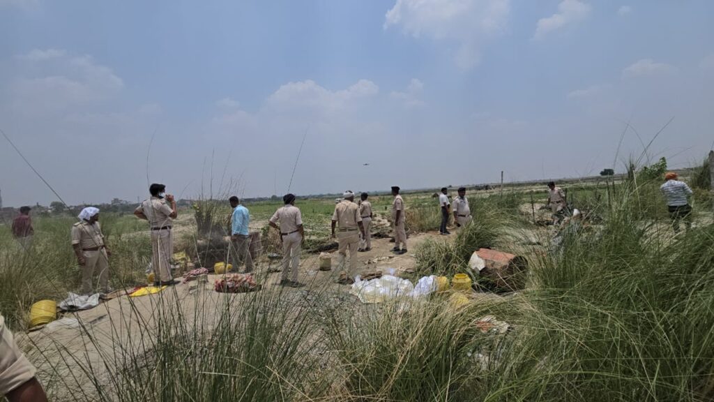 मद्यनिषेध विभाग की टीम ने की बड़ी कार्रवाई ; एक दर्जन शराब भट्ठियों को ध्वस्त कर बर्बाद किया 45 हजार लीटर अर्द्धनिर्मित शराब, तीन गिरफ्तार