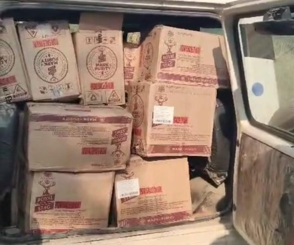 झाड़ी में छुपाकर रखा गया 21 कार्टन अंग्रेजी शराब बरामद ; धंधेबाज फरार