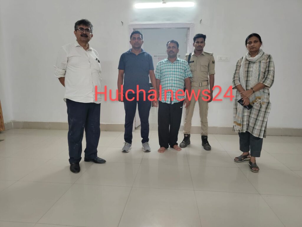 छपरा नगर निगम कर्मी को निगरानी विभाग में ₹60 हजार घूस लेते रंगे हाथ दबोचा ; सेवानिवृत्त नगर निगम कर्मी की शिकायत पर हुई कार्रवाई