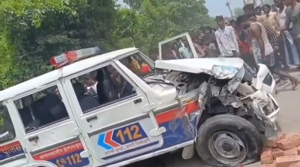 पुलिस वैन और ट्रैक्टर में टक्कर, तीन घायल ; आक्रोशित ग्रामीणों ने जवानों को पीटा ; वाहन भी किया क्षतिग्रस्त