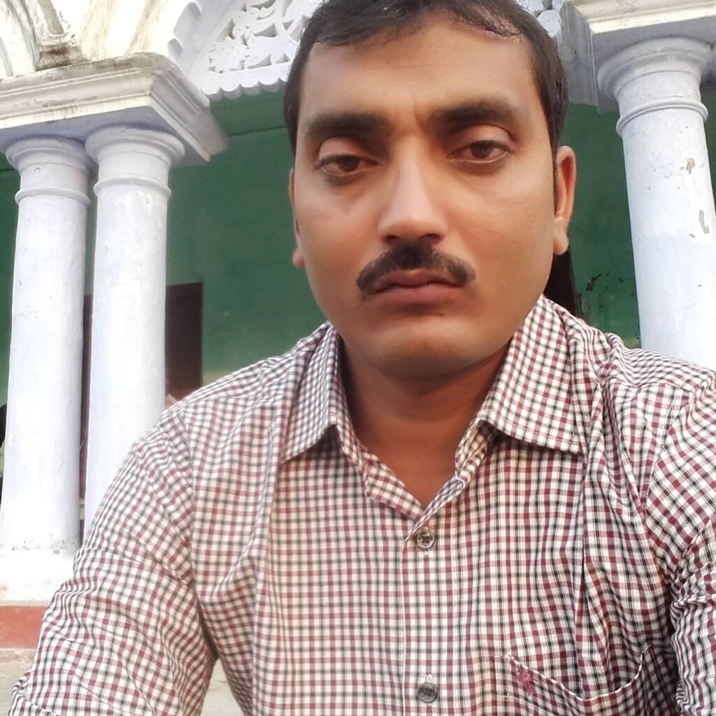 शिक्षक की सड़क हादसे में मौत ; सड़क जाम कर ग्रामीणों ने किया आवागमन बाधित