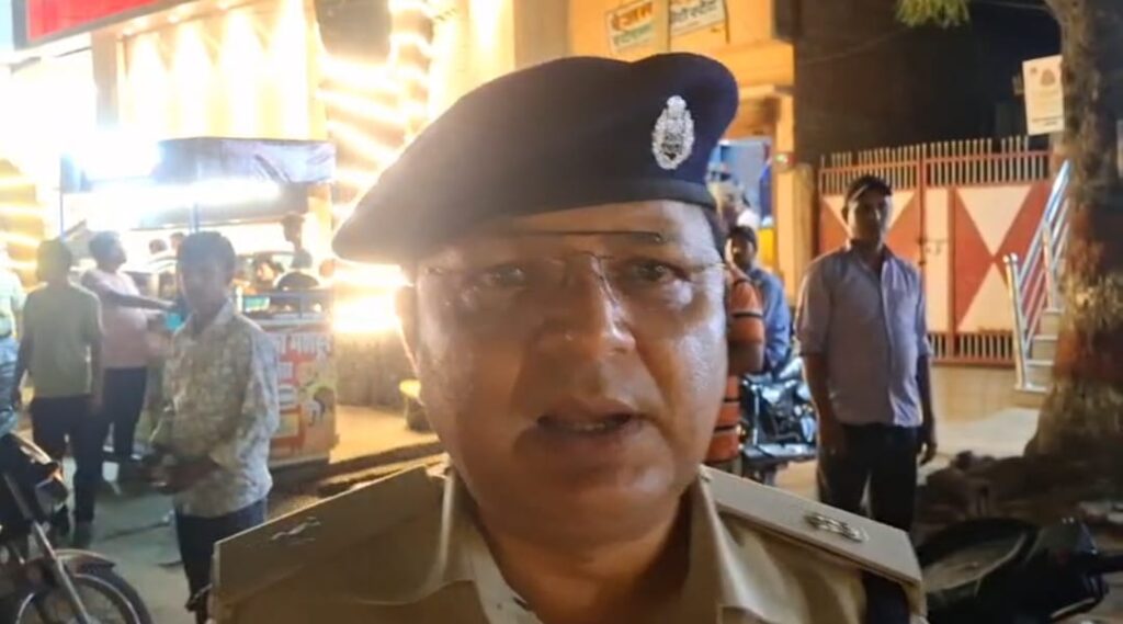 बिना हेलमेट दो दर्जन बाइक चालकों का कांटा गया चालान ; रात में वाहन जांच से बाइक चालकों में मचा हड़कंप