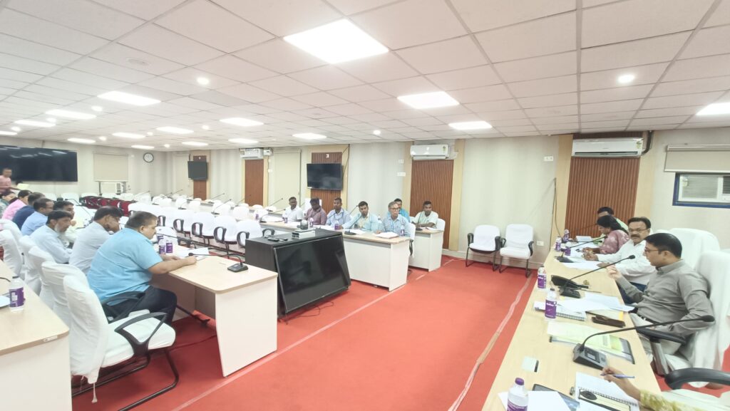 डीएम ने सभी बैंकर्स प्रतिनिधि व जिला स्तरीय परामर्शदात्री समिति के साथ बैठक कर CD Ratio बढ़ाने का दिया निर्देश
