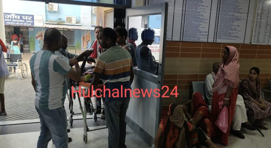 अनियंत्रित बस ने बिजली पोल में टक्कर मारने के बाद आधा दर्जन लोगों को लिया अपनी चपेट में ; एक महिला की मौत आधा दर्जन गंभीर