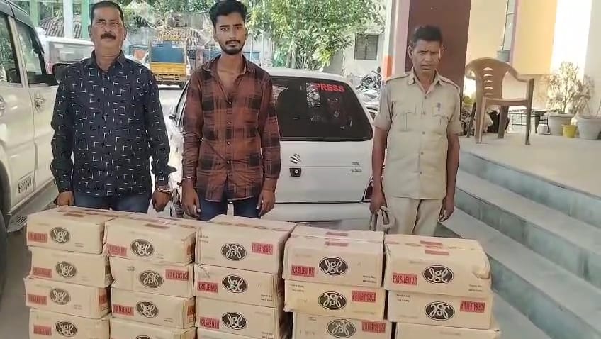 शराब तस्करी के लिए कार पर लिखवाई थी प्रेस ; अंग्रेजी शराब के साथ दो तस्कर गिरफ्तार