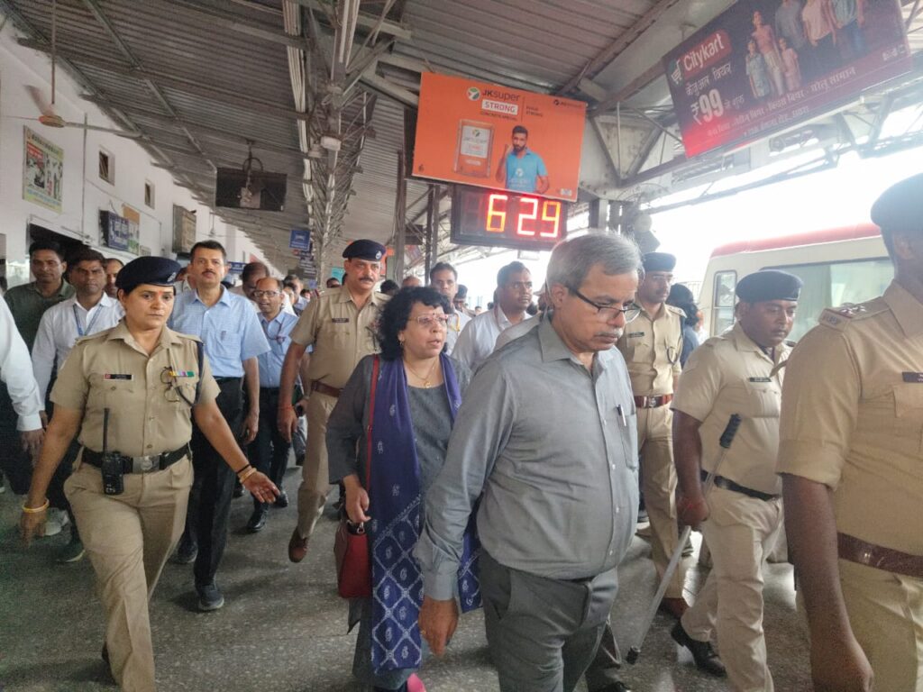 रेल मंत्री के संभावित दौरे की तैयारियों को ले रेलवे बोर्ड के सीईओ ने किया छपरा जंक्शन का निरीक्षण