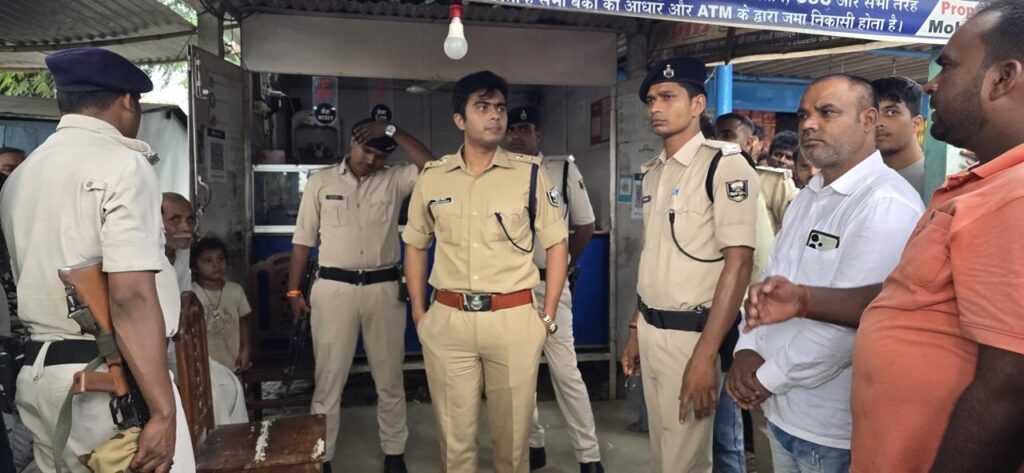 छपरा में दिनदहाड़े लगातार दूसरे दिन भी CSP से लूट ; अपराधियों ने चलाई दो राउंड गोली