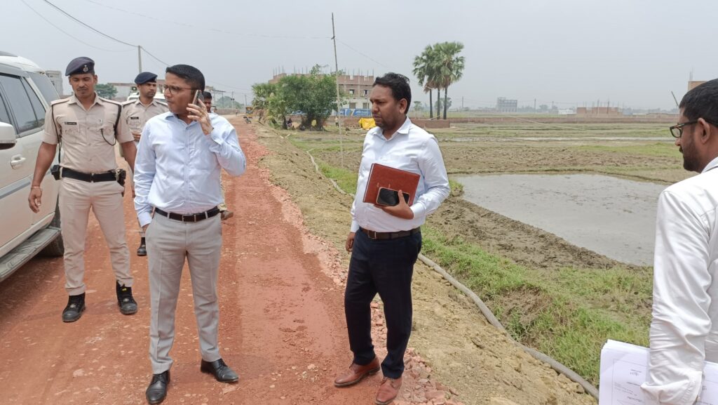 खैरा-बिनटोलिया पथ चौड़ीकरण कार्य का डीएम व पथ प्रमंडल विभाग के कार्यपालक अभियंता ने किया स्थलीय निरीक्षण