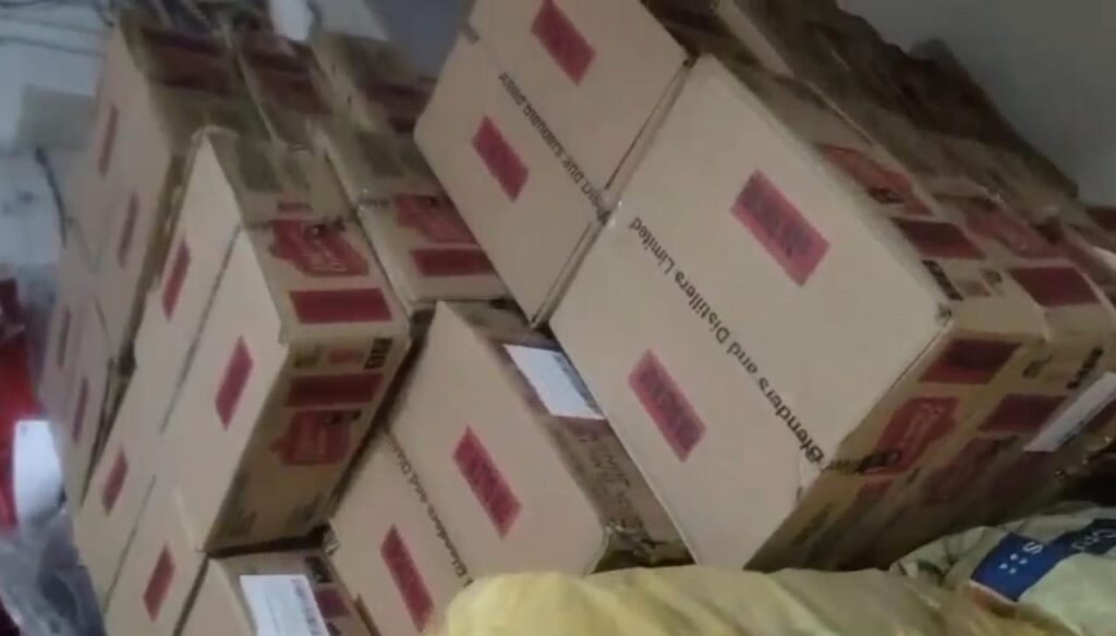 भारी मात्रा में अंग्रेजी शराब के साथ एक कारोबारी को किया गया गिरफ्तार
