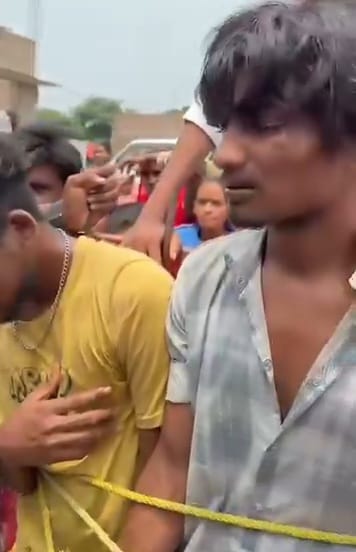 मोबाइल चोरी करते दो चोर रंगे हाथ धाराएं ; ग्रामीणों ने बांधकर की जमकर पिटाई