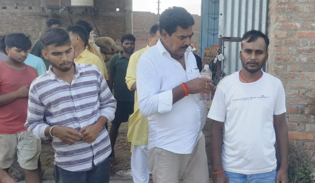 बेखौफ अपराधियों ने उप मुखिया के भाई सीएसपी संचालक से पिस्टल के बल पर लूट लिए 1.25 हजार व लैपटॉप