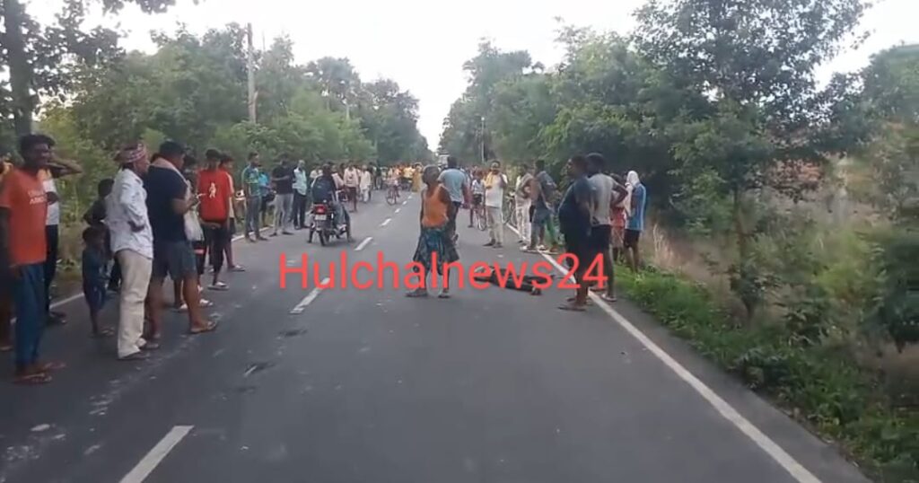 अनियंत्रित बस की चपेट में आने से एक युवक की मौके पर मौत के बाद परिवार में मचा कोहराम