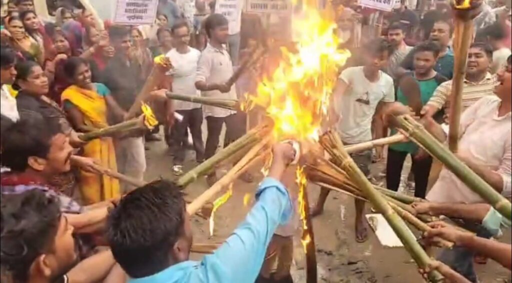 आवास योजना सहित विभिन्न योजनाओं में धांधली व घोटाले को ले आक्रोशित लोगों ने निकाला मसाल जुलूस