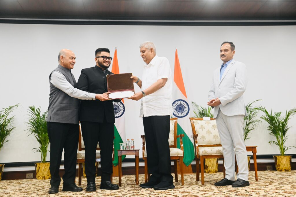 सारण जिला के लाल सैयद आरिश हसन को उपराष्ट्रपति ने किया सम्मानित