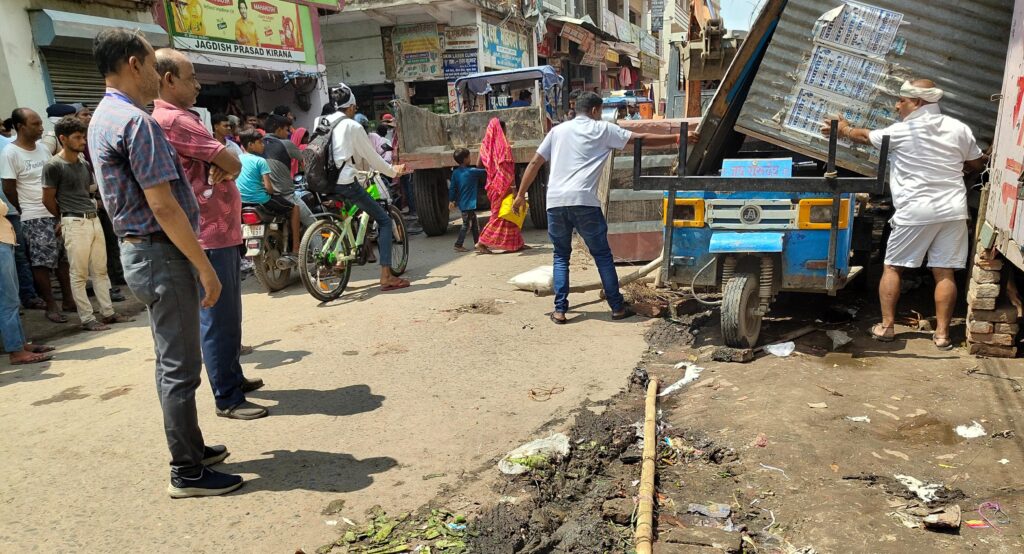 शहर के गुदरी बाजार में अतिक्रमण पर चला जिला प्रशासन का बुलडोजर ; दुकान से बाहर सामान निकालने वालों पर हुई कार्रवाई