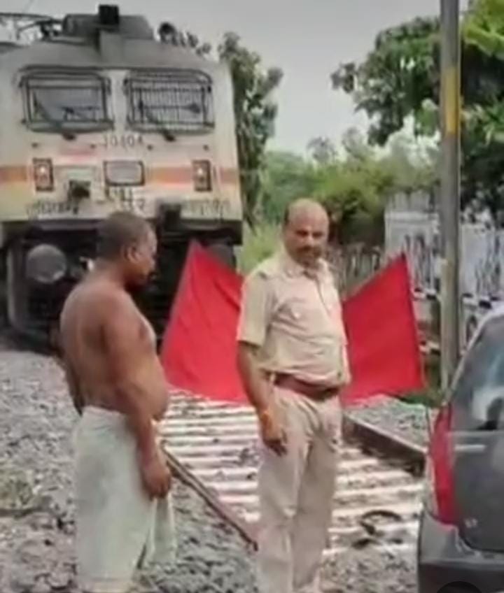 पुलिस से भागने के चक्कर में शराब लदी कार ने तोड़ा बूम ; ट्रेन चालक की सतर्कता से टला रेल हादसा, दो तस्कर गिरफ्तार