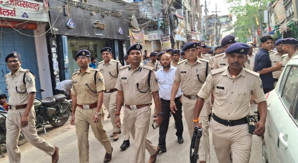 मोहर्रम को शांतिपूर्ण व सौहार्दपूर्ण वातावरण में संपन्न कराये जाने को लेकर जिला प्रशासन ने किया फ्लेग मार्च