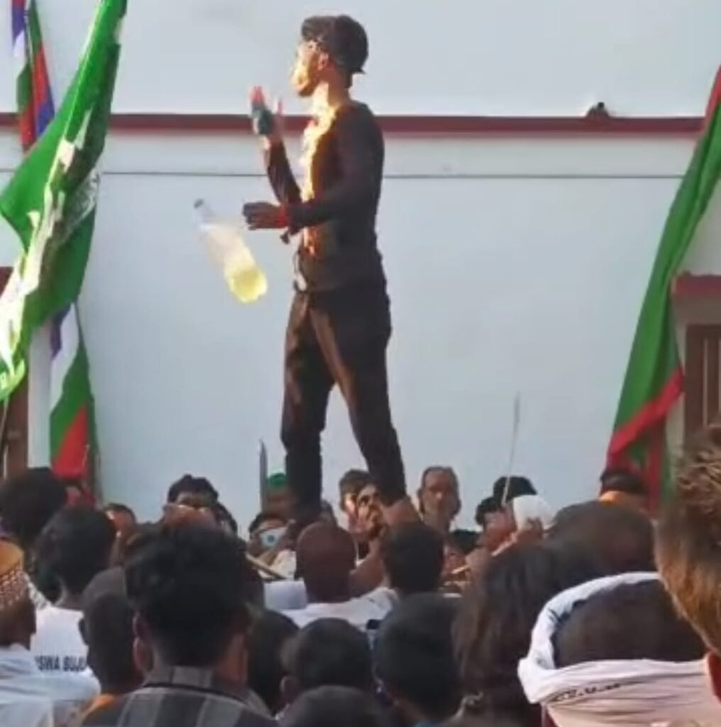 ताजिया जुलूस के दौरान मुंह से पेट्रोल फूंक मार आग का गुबार निकालने के स्टंट में युवक झुलसा ; गंभीर स्थिति में पटना रेफर