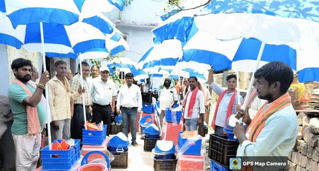 मत्स्य विभाग के उपनिदेशक ने 20 मछुआरों को प्रदान किया मत्स्य विपणन किट