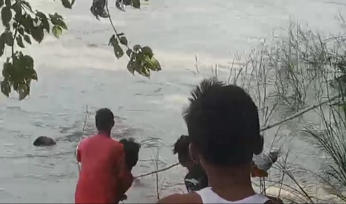 ऐसा चमत्कार कि गंडक नदी में गिरकर डूबने की बजाए 20 किलोमीटर बहने के बाद महिला को युवकों ने बचाया