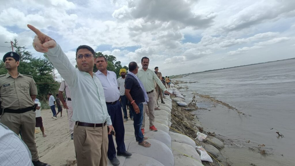 जिलाधिकारी ने सारण तटबंध में कटाव निरोधी कार्य का किया स्थल निरीक्षण ; मकेर में कटाव निरोधी कार्य शुरू