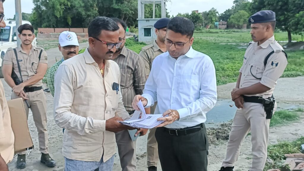 जिलाधिकारी ने क्षेत्र भ्रमण कर गहन पुनरीक्षण का किया फिल्ड वेरीफिकेशन